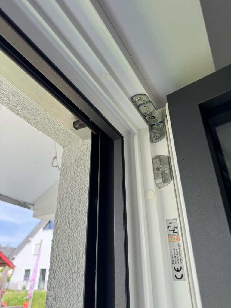Fensterbeschlag oben im Detail