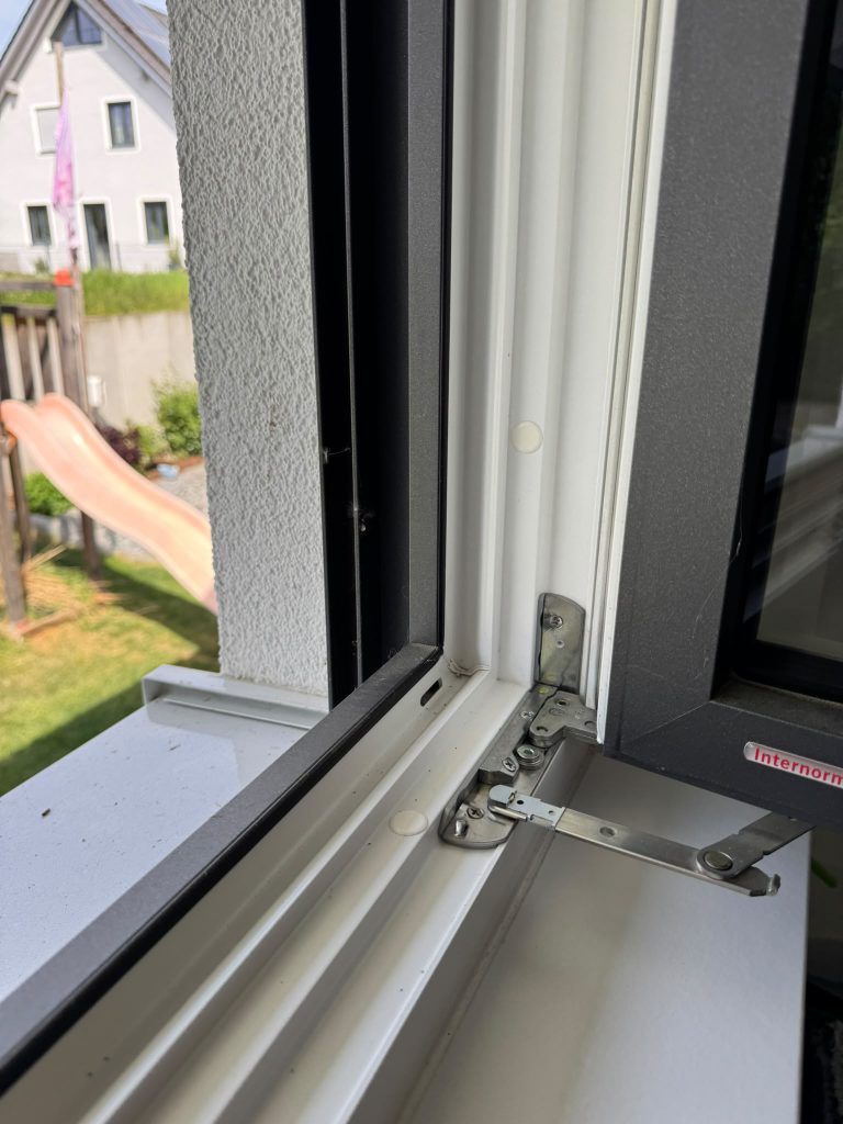 Fensterbeschlag unten im Detail