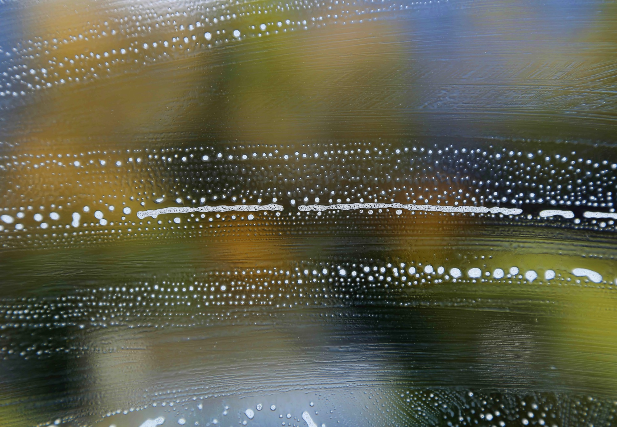 Glasflaeche mit Reinigungsschaum