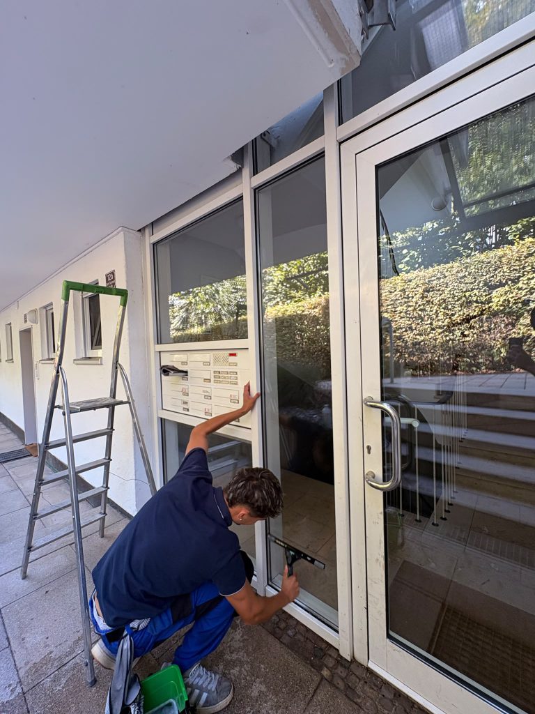Untere Glasflächen in der Hocke